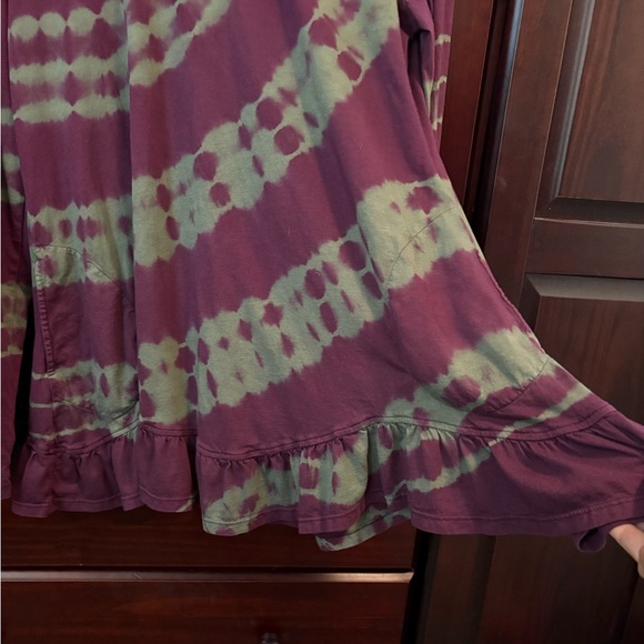 Lori Goldstein Tie- Dye Top with Rollercoaster Hem - Picture 4 of 5